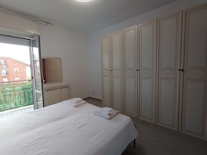 2 chambres, coffres-forts dans les chambres, fer et planche à repasser