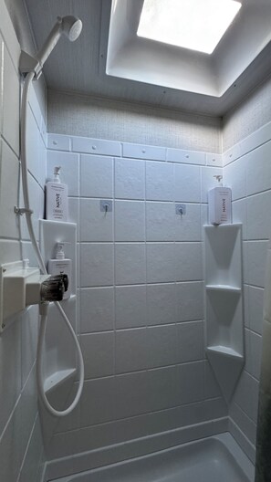 Dusche, Handtücher, Seife, Toilettenpapier