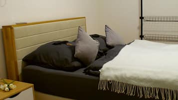 Een strijkplank/strijkijzer, wifi, beddengoed