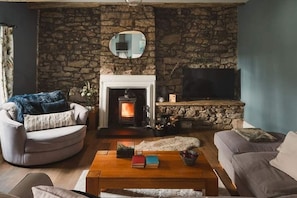 Smart TV, fireplace