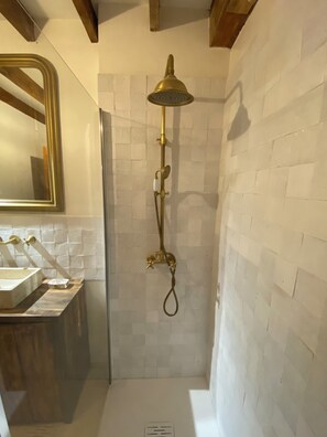 Shower, hair dryer, towels, soap - Superb house in the heart of the Perche (by L'Oeil Nu) (Belforêt-en-Perche)