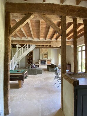 Fernseher, Kamin, Bücher, Stereoanlage