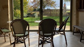 A room with two wicker chairs facing large windows overlooking a garden. - Superb house in the heart of the Perche (by L'Oeil Nu) (Belforêt-en-Perche)