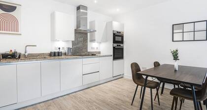 Luxury 5 bed Apt in Maidstone, sleeps 6 with free parking.