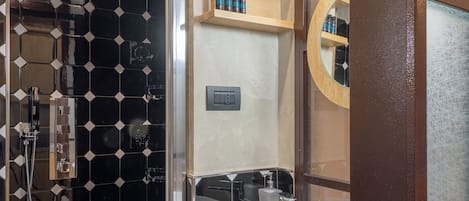 Familienapartment, Blick auf den Innenhof | Badezimmer | Dusche, kostenlose Toilettenartikel, Haartrockner, Handtücher