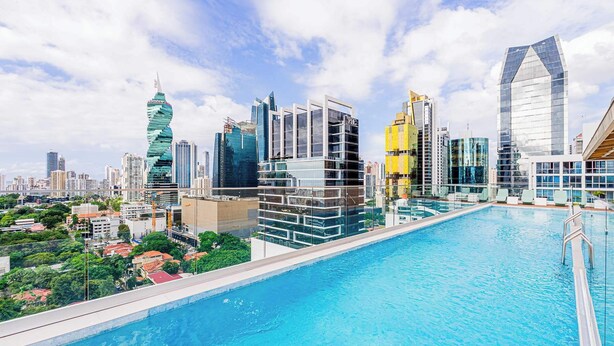 A rooftop pool with a city skyline in the background. - w* | Charming 1BR in the Heart of Obarrio (Panamá)
