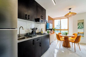 Frigorífico, microondas, placa de cocina y cafetera o tetera