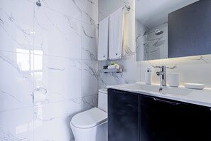 Douche, séchoir à cheveux, serviettes fournies