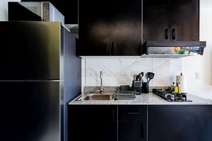 Refrigerador, microondas, parrilla de estufa y cafetera y tetera 