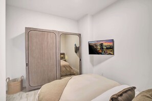 2 bedrooms, iron/ironing board, travel crib, WiFi - Contemporary 2BR/1BA in 72 Park - Stunning Views (Miami Beach)
