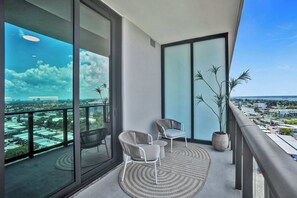 Property grounds - Contemporary 2BR/1BA in 72 Park - Stunning Views (Miami Beach)