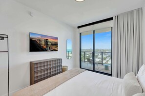 3 bedrooms, iron/ironing board, travel crib, WiFi - Stylish 3BR/2BA Condo – 17th Floor, Pool, Minutes from the Sand (Miami Beach)