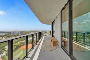 Property grounds - Stylish 3BR/2BA Condo – 17th Floor, Pool, Minutes from the Sand (Miami Beach)