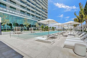 Pool - Stylish 3BR/2BA Condo – 17th Floor, Pool, Minutes from the Sand (Miami Beach)