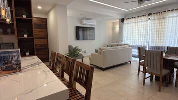 Deluxe Apartment, Garden View | Living room