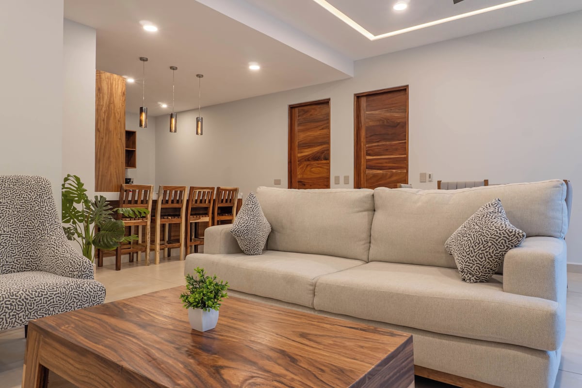Departamento Deluxe, vista al jardín | Área de sala de estar | Smart TV 