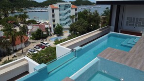 Kolam renang outdoor, dengan payung kolam renang dan kursi berjemur