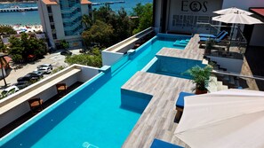 Piscine extérieure, accès possible de 8 h à 22 h, parasols