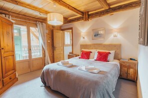 7 bedrooms, WiFi, bed sheets