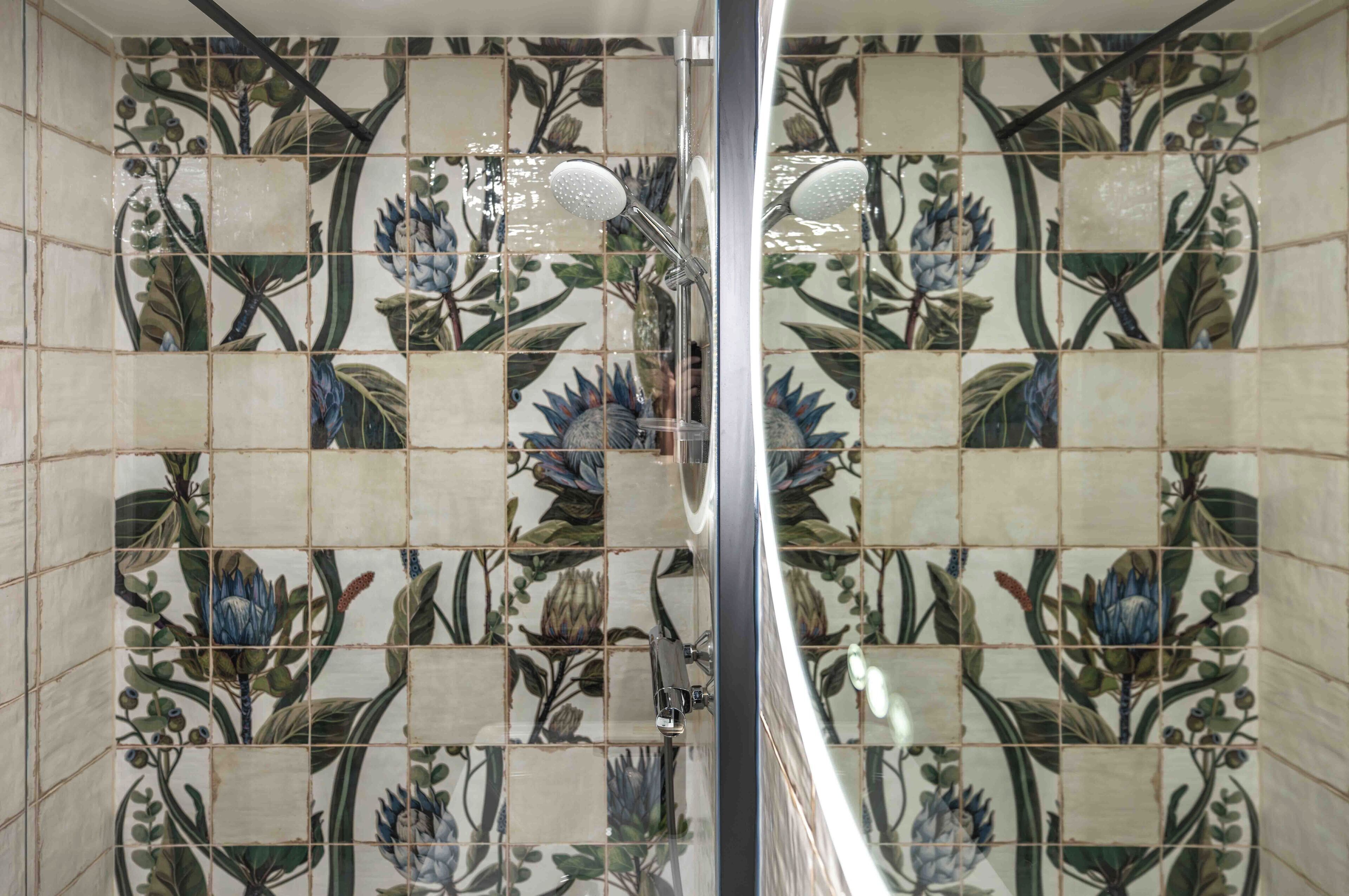 Sèche-cheveux, serviettes fournies, savon, papier toilette