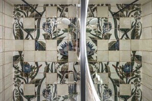 Hair dryer, towels, soap, toilet paper - Rêve Tropical Balnéo : Your Enchanted Break in Blois (Blois)