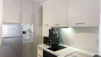 Jääkaappi, mikroaaltouuni, uuni, liesi