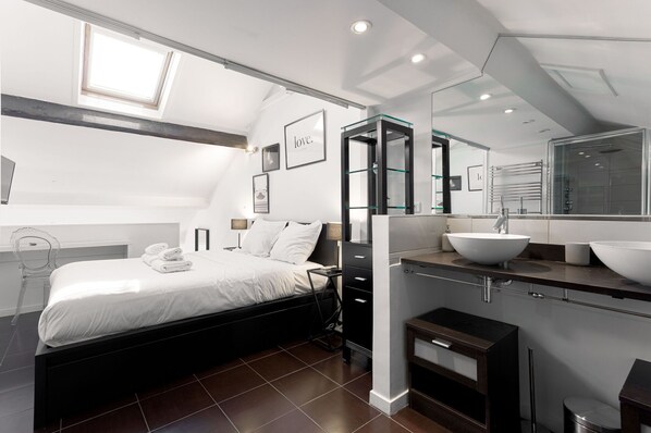 1 bedroom, iron/ironing board, travel cot, free WiFi