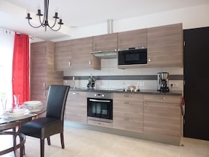 Micro-ondes, four, plaque de cuisson, lave-vaisselle