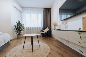 1 bedroom, desk, iron/ironing board, travel crib - Comfortable 1BR -Work Desk - Steps from Oasis Mall (Chișinău)