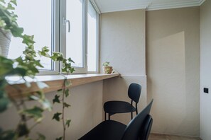 Interior - Comfortable 1BR -Work Desk - Steps from Oasis Mall (Chișinău)