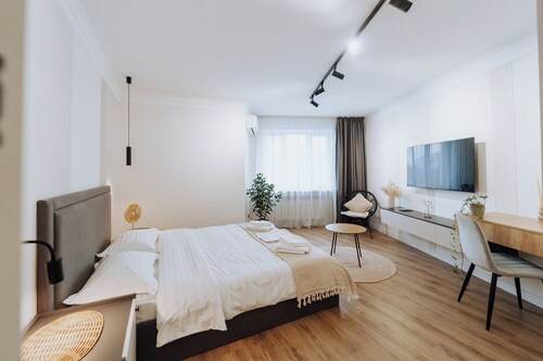 Comfortable 1BR -Work Desk - Steps from Oasis Mall