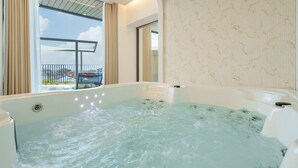 Ein Whirlpool mit Blick auf einen Balkon und ein Fenster.