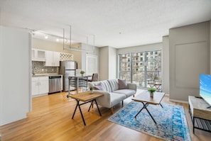 TV, offices - CozySuites Mill District with pool, gym #03 (Minneapolis)