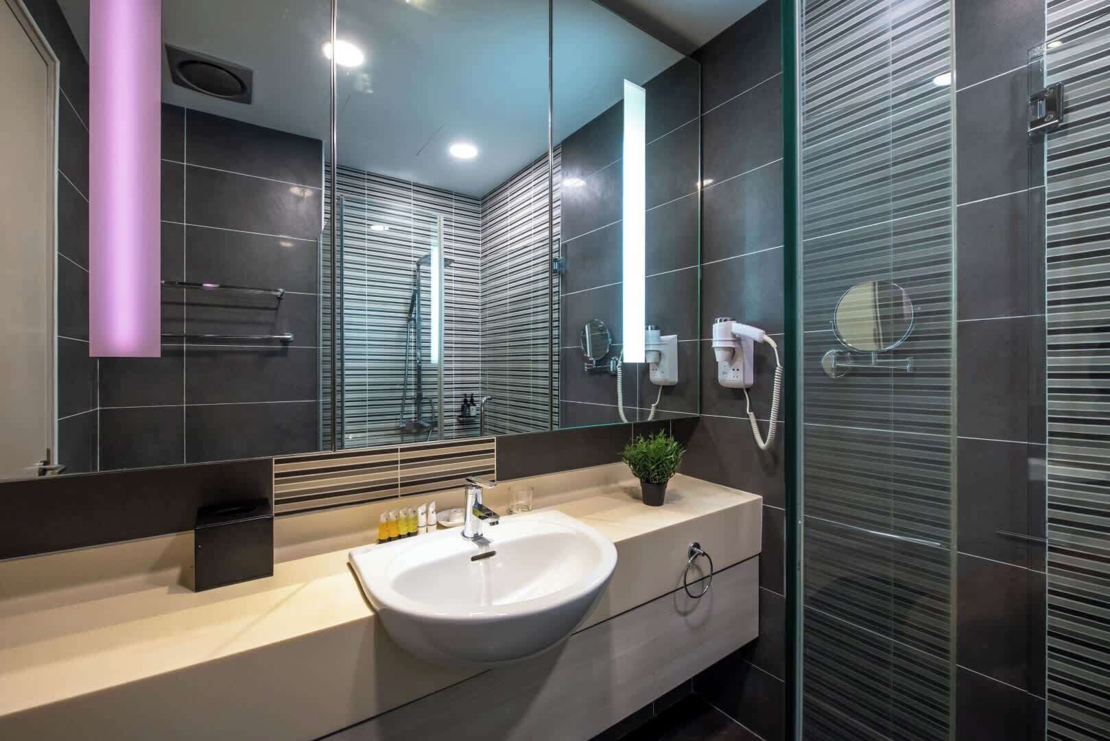 Douche, sèche-cheveux, shampoing