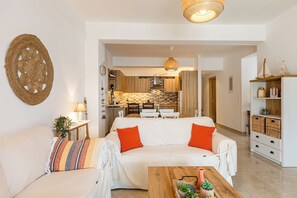 Living area - Spacious 3-bedroom apartment with AC, WiFi in charming Kythnos Island (Merihas)