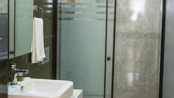 Shower, perlengkapan mandi gratis, pengering rambut, dan handuk