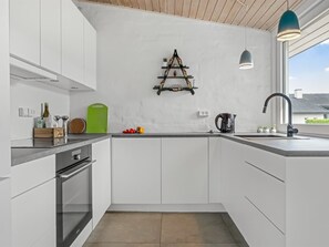 Kühlschrank, Mikrowelle, Geschirrspüler, Kochgeschirr/Geschirr/Besteck