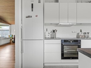 Fridge, microwave, dishwasher, cookware/dishes/utensils