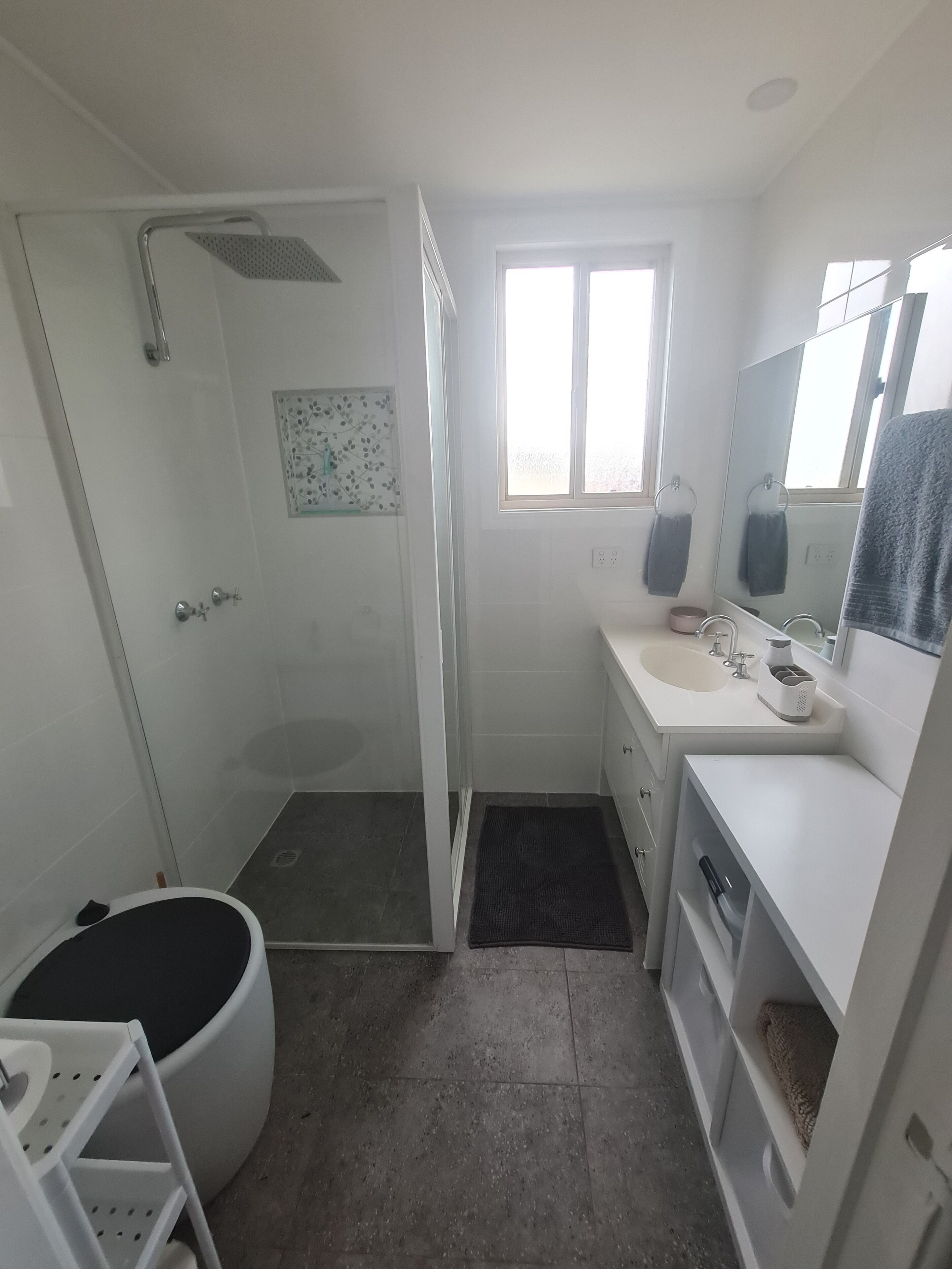 Douche, serviettes fournies, savon, papier toilette