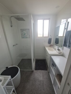 Shower, towels, soap, toilet paper - A completely off grid accommodation for up to 4 adults for $260 per night (Tenterfield)