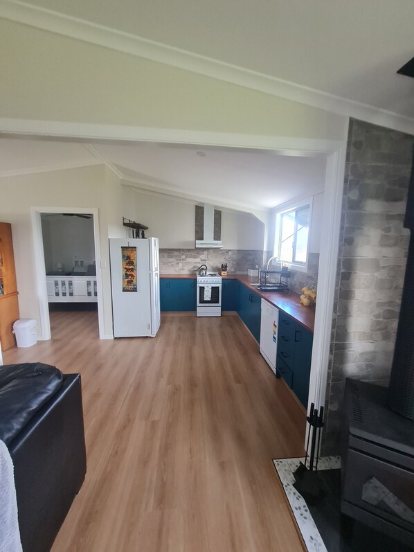 Jääkaappi, mikroaaltouuni, uuni, liesi