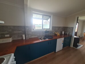 Fridge, microwave, oven, stovetop - A completely off grid accommodation for up to 4 adults for $260 per night (Tenterfield)