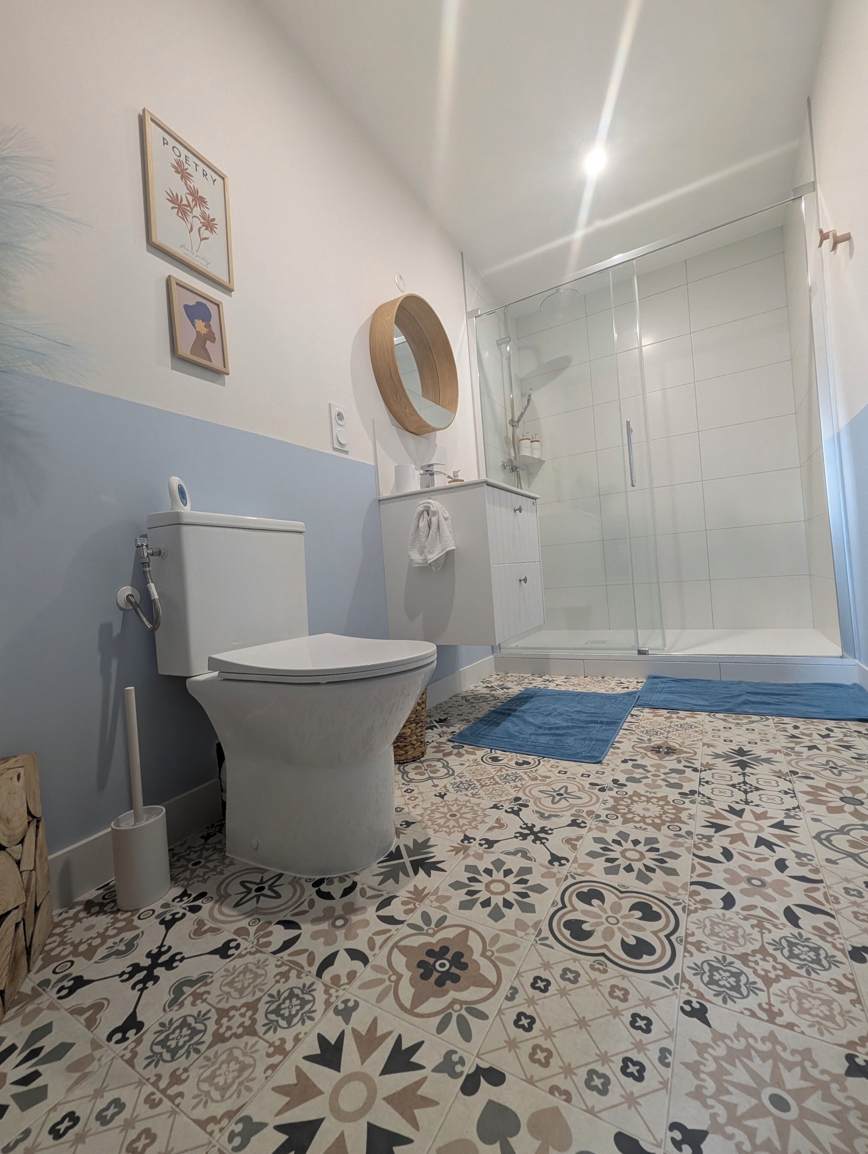 Een badkamer met toilet, douche en wastafel.