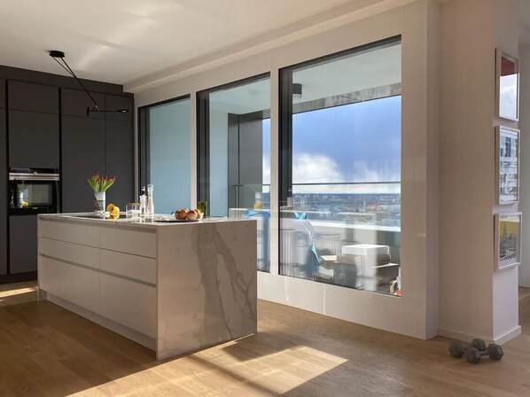 Microwave, oven, stovetop, dishwasher - Architectural Digest-worthy flat with stellar view (Frankfurt am Main)