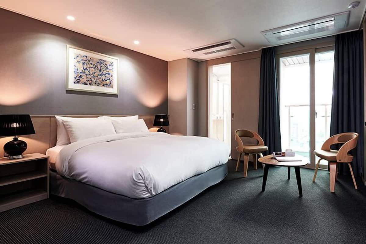 Superior-Doppelzimmer | Zimmersafe, Schreibtisch, laptopgeeigneter Arbeitsplatz