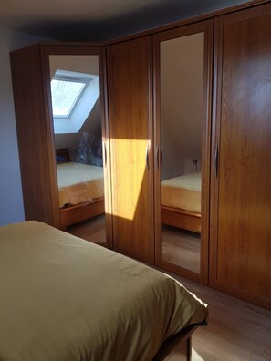 3 bedrooms, iron/ironing board, WiFi