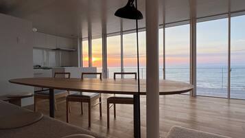 基础别墅, 海洋景观 | 起居区 | 平板电视