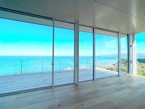 Basic-Villa, Meerblick | Wohnbereich | Flachbildfernseher