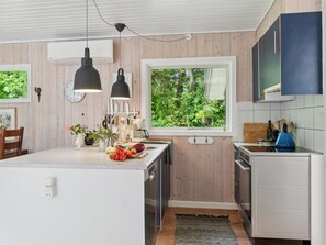 Een koelkast, een microgolfoven, een oven, een vaatwasser