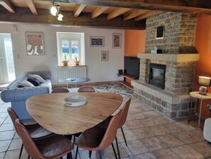 Living area - Au Mont De La Rive #Jacuzzi & Mont-Saint-Michel # (Pontorson)